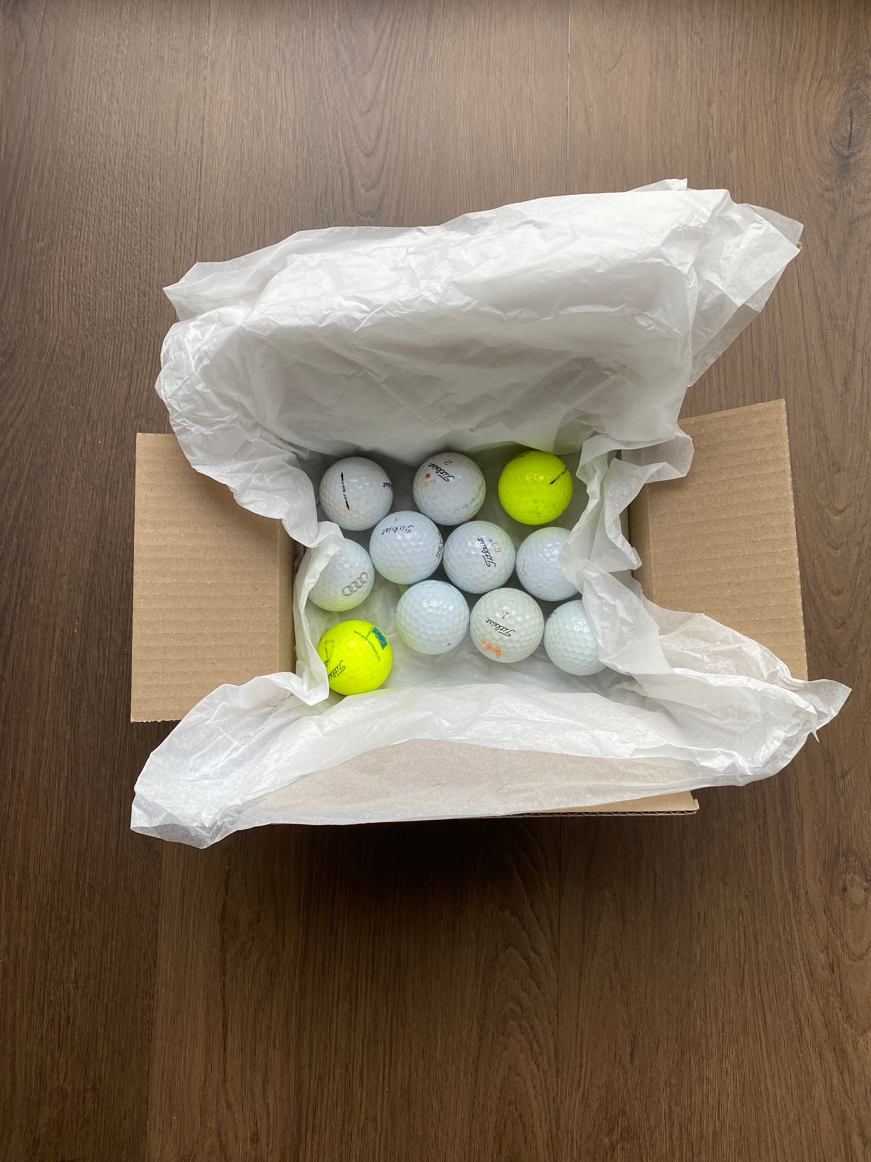 Titleist Lakeballs sortiert im Eimer, Lagerbestand bei SecondTee
