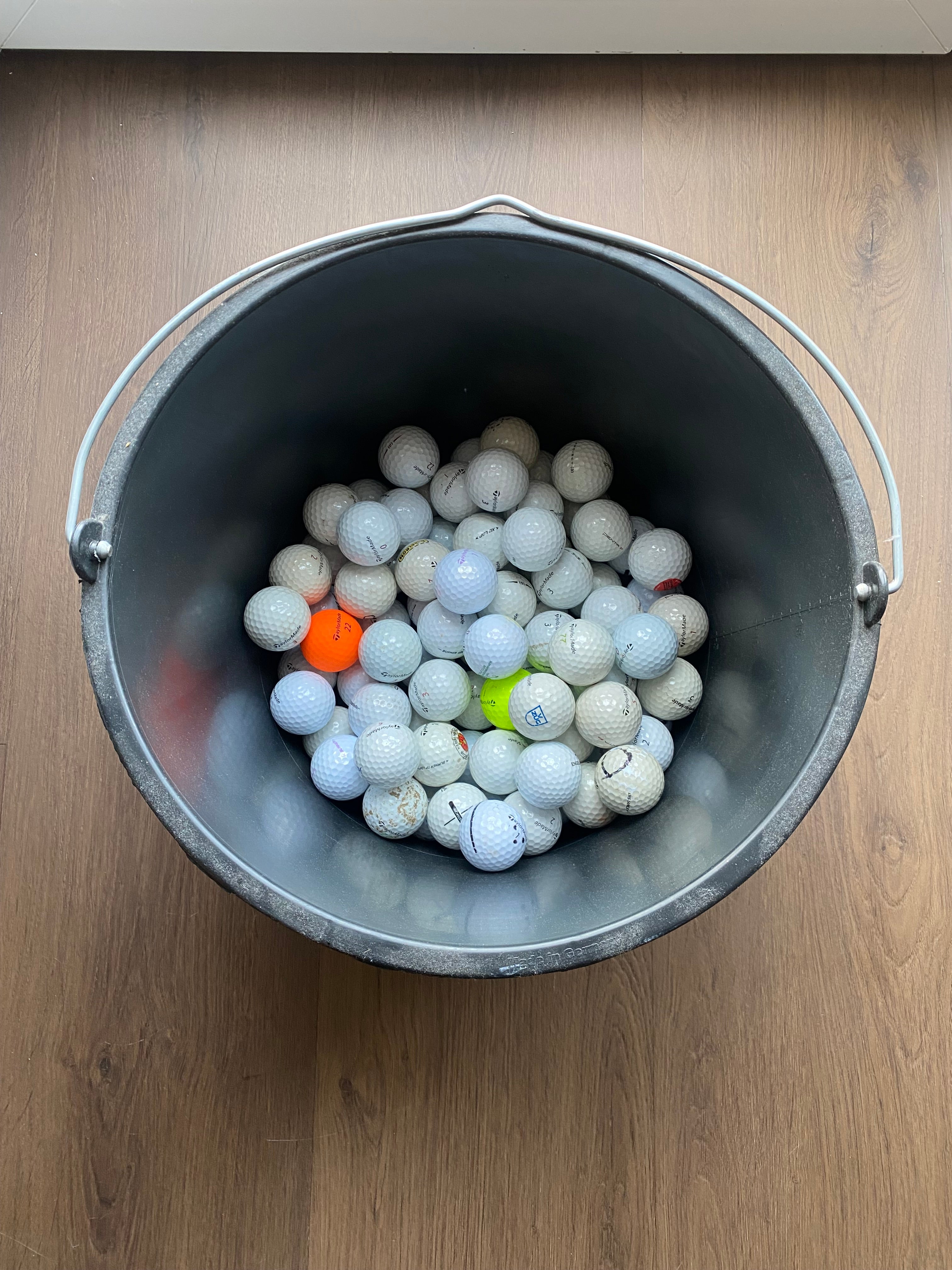 TaylorMade Lakeball Nahaufnahme, geprüfter Zustand des gebrauchten Golfballs
