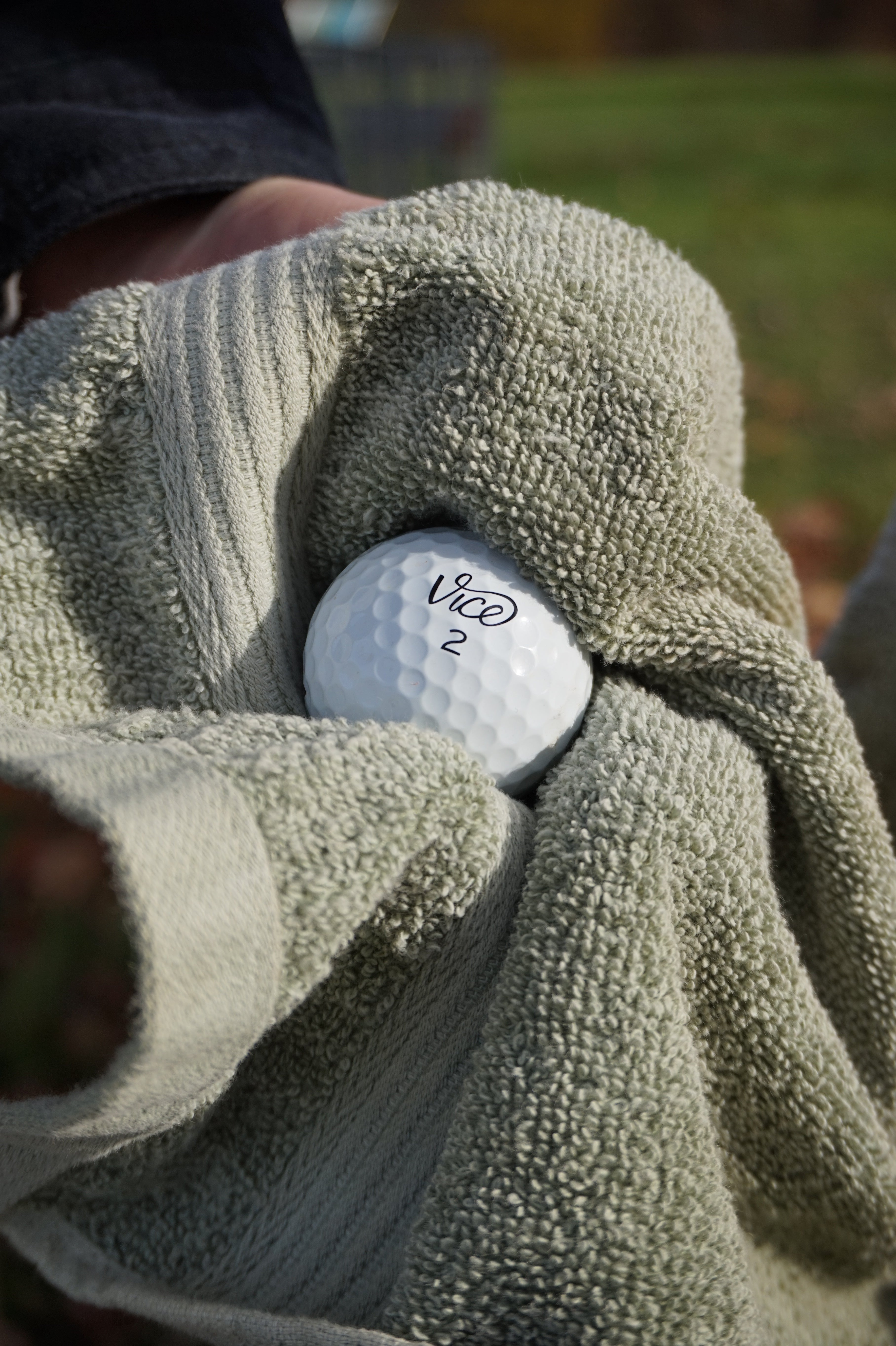 Gebrauchter Vice Golfball in Handtuch eingewickelt – geprüfte Qualität bei SecondTee